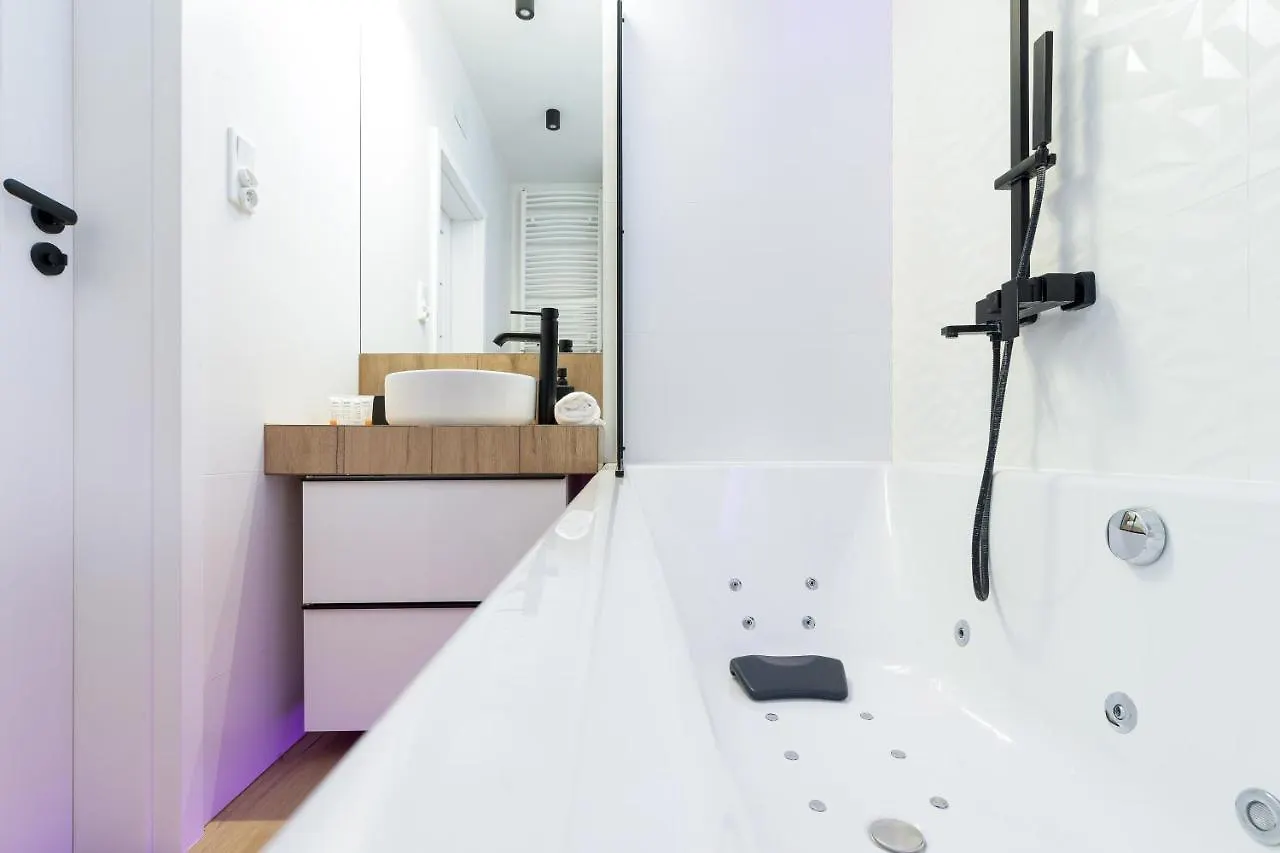 Movie Jacuzzi Apartment At The Main Station By Noclegi Renters Kraków Polska
