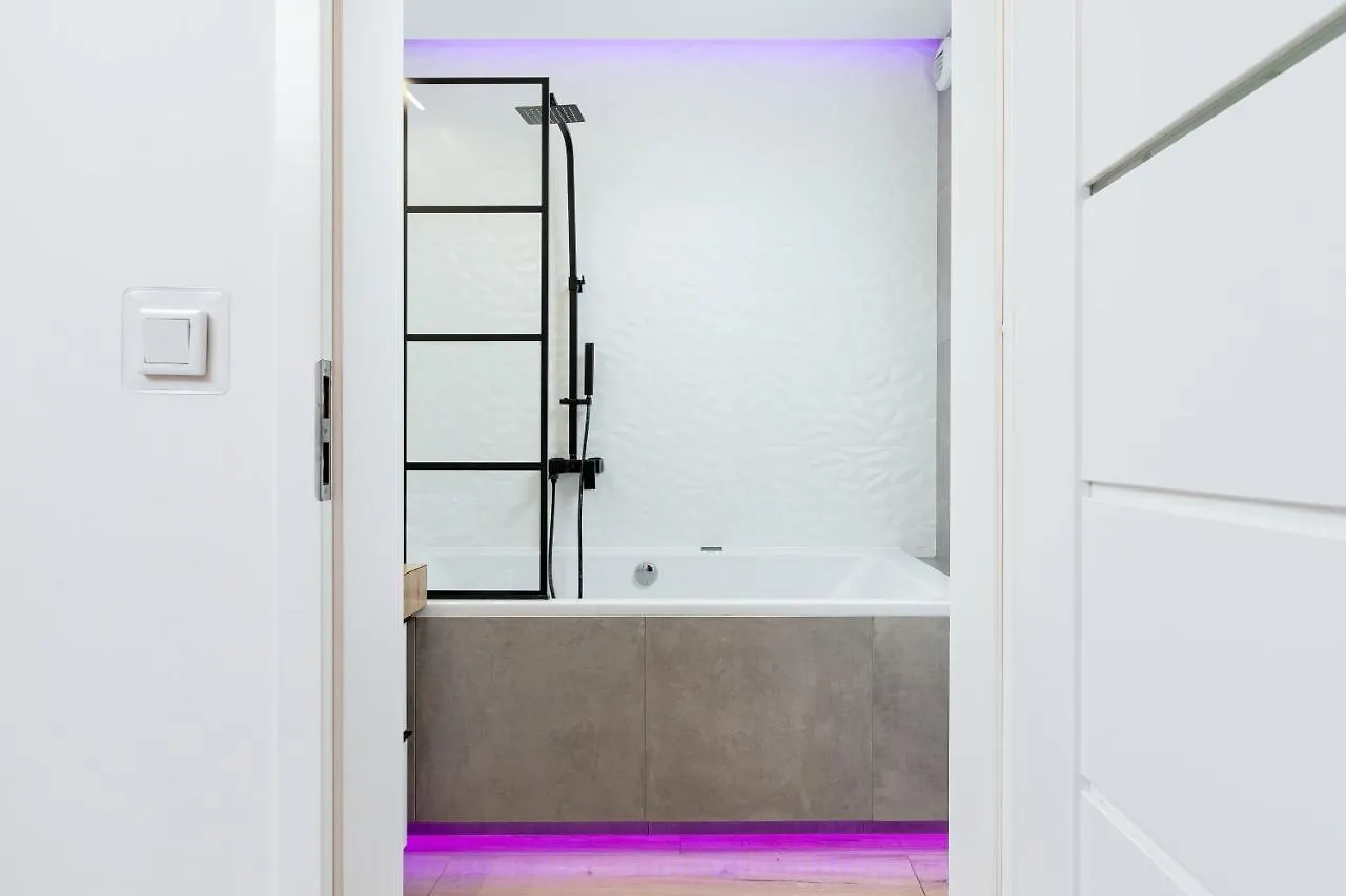 Movie Jacuzzi Apartment At The Main Station By Noclegi Renters Kraków